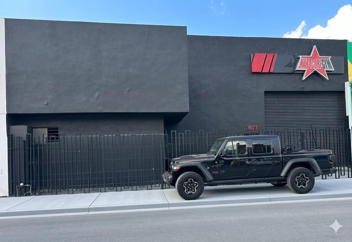 Fachada de Hardcore Gym sobre la Av. Plutarco Elías Calles, en la colonia Riberas del Río de Guadalupe