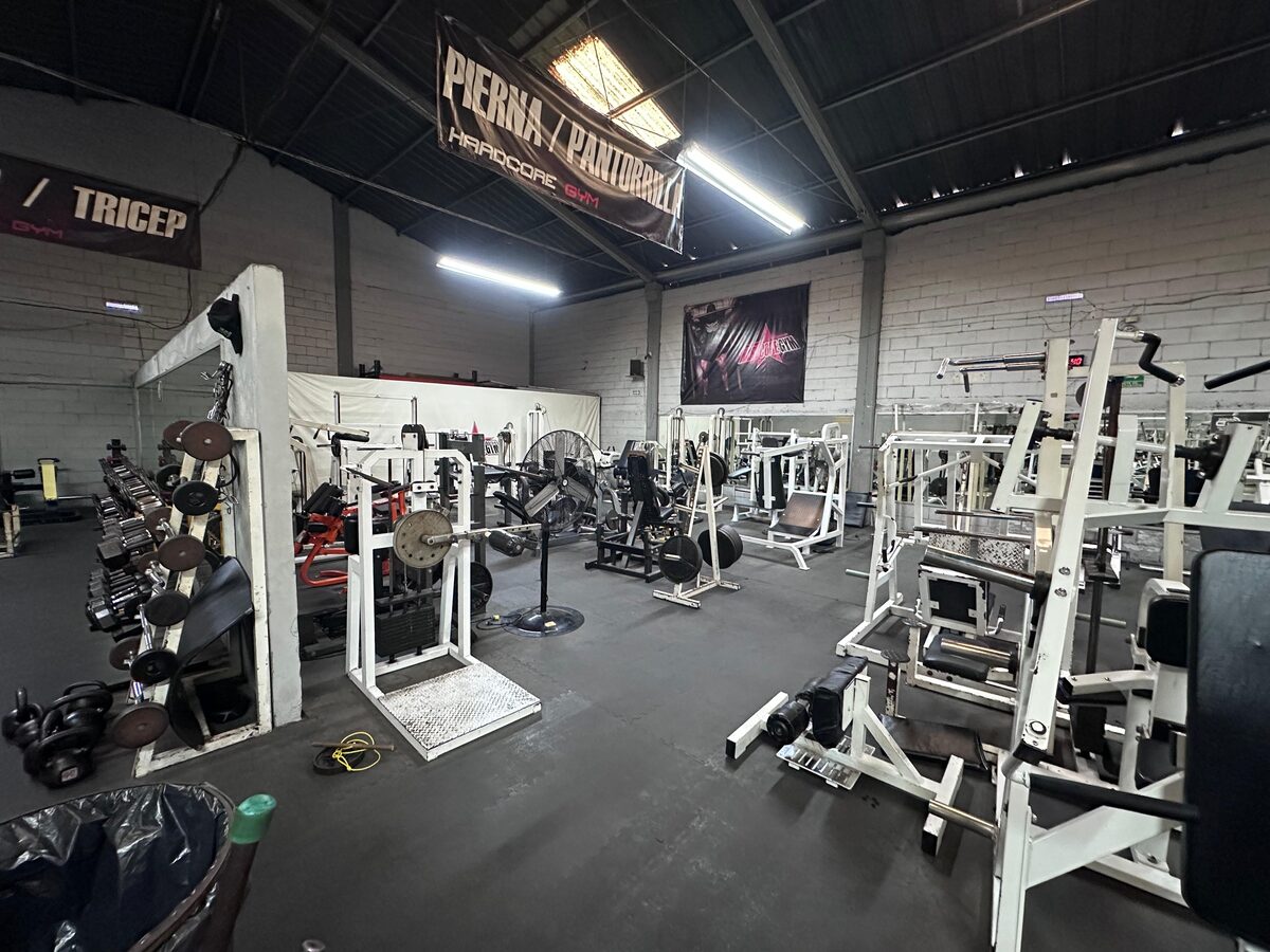 Zona de peso libre de Hardcore Gym: rack de mancuernas, barras y bancas