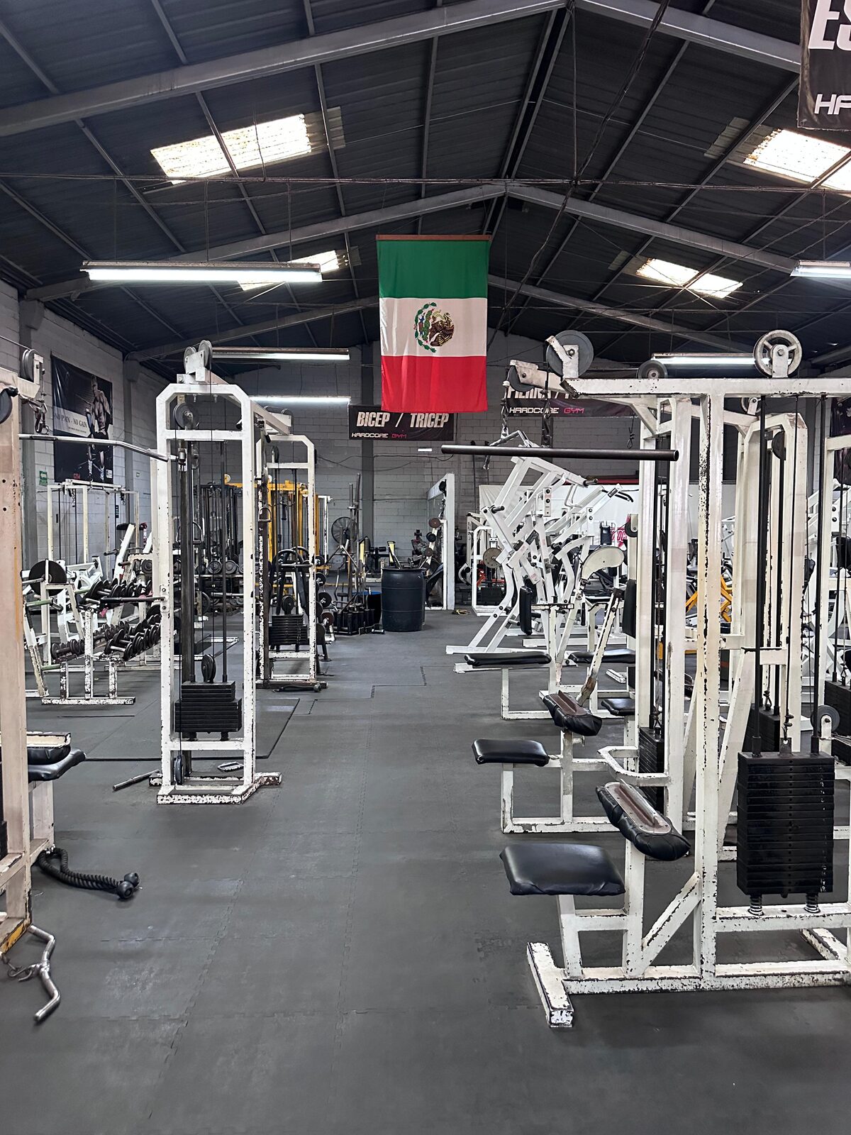 Pasillo central del piso principal de Hardcore Gym, de 600 m² y sin filas