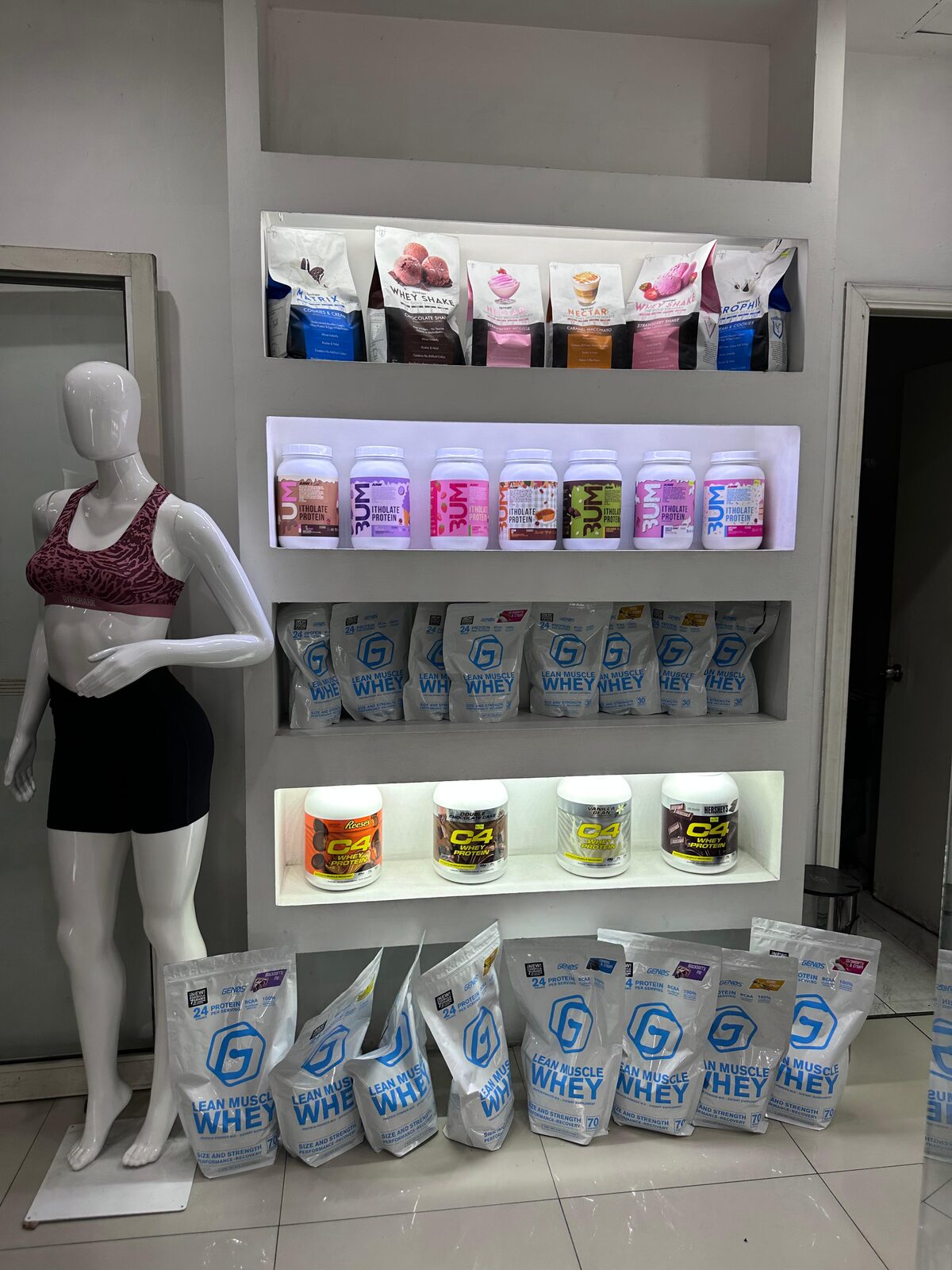 Tienda de suplementos y ropa deportiva dentro de Hardcore Gym
